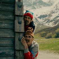 Total unauffällig: Bax (David Constantin, oben) und Junior (Arsène Junior Page) auf der Pirsch.