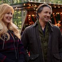Mel (Alexandra Breckenridge) und Jack (Martin Henderson) in Weihnachtsstimmung.