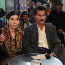 Halim (Saleh Bakri) und Mina (Lubna Azabal) im Kaffeehaus.