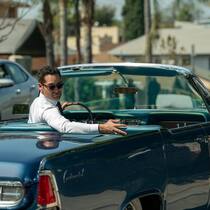 Cooler Typ, cooles Auto: Mickey (Manuel Garcia-Rulfo) in einem seiner Lincolns.