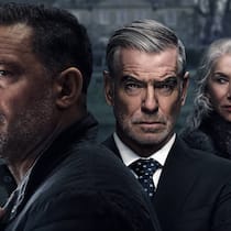 Harry (Tom Hardy, l.) haut die Harrigans raus (Pierce Brosnan, Helen Mirren).