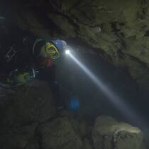 Ein Taucher auf Rettungsmission in einer Unterwasserhöhle.