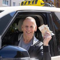 Thomas Hackenberg stellt Ahnungslosen im «Quiz Taxi» knifflige Fragen.