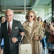 Die selbstbewusste Martha Mitchell (Julia Roberts) ist die Frau des Nixon-treuen Justizministers John Mitchell (Sean Penn).