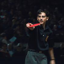 Euch zeig ich’s! Marty (Timothée Chalamet) beim Tischtennisturnier.