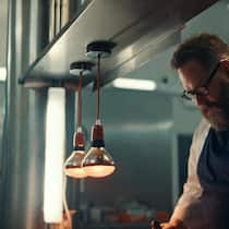 Jónas (Ólafur Darri Ólafsson) lässt sich sein Restaurant von einem Ex-Mithäftling finanzieren, der dort aber Geld wäscht. 