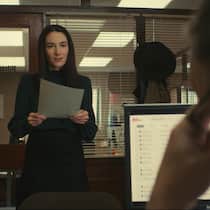 Der Sparkurs der Zeitung macht aus Elvira Clancy (Siobhán Cullens) eine Serienkillerin.