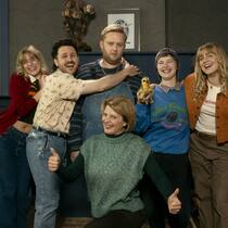 Eine schrecklliche Familie: Karo, Johnny, Toni, Nancy (vorne), Charly mit Babyente Tupac und Kaia (v. l.).