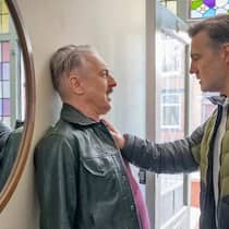 Clive (David Morrissey) ist der schwule Leo (Alan Cumming, M.) ein Dorn im Auge.