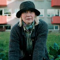 Ditte (Trine Dyrholm) liebt ihr Gartenbeet vor dem Mehrfamilienhaus über alles. 