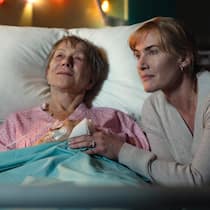 Mutter und Tochter (Helen Mirren, Kate Winslet) nutzen die ver­bleibende Zeit.