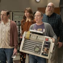 «TBBT»-Spinoff: Stuart (Kevin Sussman, 2. v. r.) versucht das Universum zu retten.