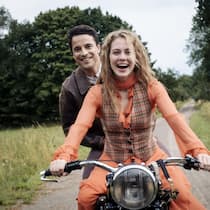 «Miss Sophie» erzählt die Vorgeschichte der jungen Miss Sophie (Alicia von Rittberg) und ihrem Butler James (Kostja Ullmann).