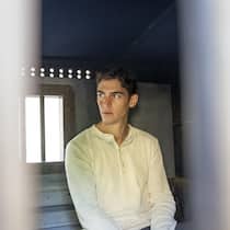 Hinter Gittern und ohne typischen Hut: Sherlock Holmes (Hero Fiennes Tiffin) in jungen Jahren. 