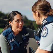 Detective Mihi Renata (Roimata Fox, l.)  und Deb Brighton (Morgana O’Reilly, r.) waren mal ein Liebespaar und haben einiges zu besprechen.