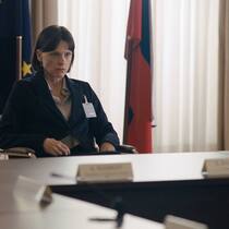 Leiterin des delikaten Treffens: Alexandra Weiss (Veerle Baetens).