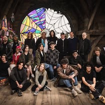 Am Set von «Wednesday» (v.l.): Georgie Farmer, Victor Dorobantu, Luyanda Unati Lewis-Nayo, Joy Sunday, Owen Painter, Emma Myers, Billie Piper, Jenna Ortega, Evie Templeton, Luis Guzman, Isaac Ordonez, Catherine Zeta-Jones, Alfred Gough, Noah Taylor, Miles Millar, Tim Burton, Steve Buscemi, Moosa Mostafa und Hunter Doohan.