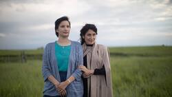 Darla Contois (l.) als erwachsene Esther, Lisa Edelstein als ihre Adoptivmutter.