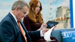 Starmoderator Douglas Bellowes (Hugh Bonneville) wird wegen Sexismus angeprangert.