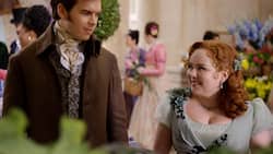 Tiefe Blicke: Zwischen Colin Bridgerton (Luke Newton) und Penelope Featherington (Nicola Coughlan) knistert es.