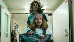 Für eine überhastete Flucht mit Smetterling (Cedric Schild, vorne) tut’s für Bax (David Constantin) auch eine Hippieverkleidung.