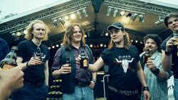 Holger Hübner (Sammy Scheuritzel), Thomas Jensen (Sebastian Jakob Doppelbauer) und Gitarrist Gösy (Béla Gábor Lenz, v.l.) stossen aufs erste Wacken Open Air an.