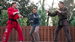 Johnny Lawrence (William Zabka, l.), Daniel LaRusso (Ralph Macchio, M.) und Chozen (Yuji Okumoto, r.) bringen sich zum allerletzten Mal in Kampfpose.