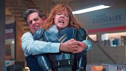 Melissa McCarthy und Bobby Cannavale werden handgreiflich.