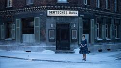 Dolmetscherin Eva Bruhns (Katharina Stark) arbeitet im Gasthaus ihrer Eltern.