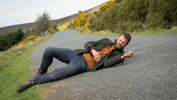 Elliot (Jamie Dornan) ist auf der Flucht vor Entführern. Wer will ihm dieses Mal ans Leder?