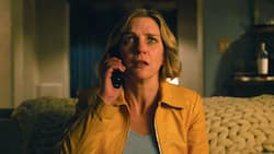 Bei Autorin Carol (Rhea Seehorn) zeigt das Glücksvirus keinerlei Wirkung.