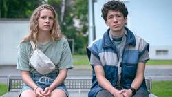 Wie Ping und Pong: Lisa (Lena Klenke) und Moritz (Maximilian Mundt) gehören zusammen.