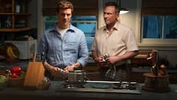 Harry (Christian Slater, r.) hilft Sohn Dexter (Patrick Gibson), seine Triebe zu kanalisieren.