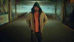 Mike Atlas (Max Riemelt) ist ein sehr gepflegter Randständiger: