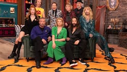 Das wird gruslig! (hintere Reihe stehend, v.l.): Olaf Schubert, Spielleiter Bully Herbig, Mirja Boes, Torsten Sträter; (vorne sitzend, v.l.:) Palina Rojinski, Sasha, Annette Frier, Tom Kaulitz und Bill Kaulitz.