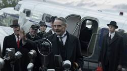 «Peace for our time!»: Um die Nazis in Schach zu halten, setzt Premier Chamberlain (Jeremy Irons) auf Appeasement.