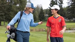 Pryce Cahill (Owen Wilson) macht den jungen Golfer Santi (Peter Dager) reif für die Profikarriere.