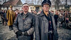 Der maskierte SS-Führer von Starnfeld (Alexander Scheer, r.) ist ein Sadist.