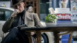 Der Schakal (Eddie Redmayne) bespitzelt aus sicherer Distanz sein nächstes Opfer.