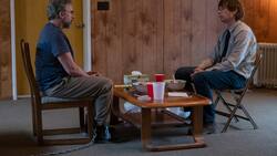 Psychotherapeut Alan (Steve Carell, l.) wird von einem Patienten (Domhnall Gleeson, r.) gefangen gehalten, der sich als Serienmörder zu erkennen gibt.