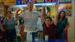 Die Freude auf die 6. Staffel ist gross: William Zabka als Johnny Lawrence, Tanner Buchanan als Robby Keene.