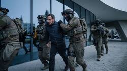 Der verdächtigte Ex-Informatiker (Moritz Bleibtreu) wird abgeführt.