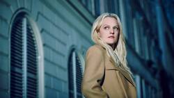 Die Agentin (Elisabeth Moss) muss das Vertrauen der ominösen Fremden gewinnen.