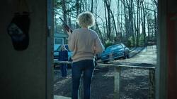 Nicht willkommen: Wendy (Laura Linney) wird von Ruth (Julia Garner) mit der Flinte erwartet.