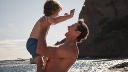 Peter (Hugh Jackman, r.) erinnert sich an bessere Zeiten mit Sohn Nicholas.