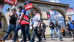 Los Angeles, 5. Mai 2023: Mitglieder der Gewerkschaft The Writers Guild of America (WGA) streiken.