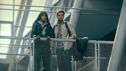 Die NSA-Agentin (Quintessa Swindell) und der Mathematiker (Leo Woodall) flüchten vor einem unsichtbaren Feind.