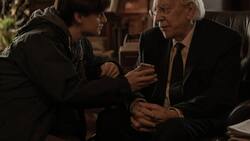 Bald steckt Craig (Jaeden Martell, l.) dem toten Mr. Harrigan (Donald Sutherland, r.) das Handy in die Tasche.