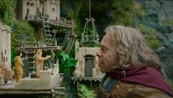 Willow (Warwick Davis) trifft auch auf alte Bekannte wie Fee Rool (Kevin Pollak, M.).