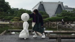 Suzie (Rashida Jones) ist besorgt: Ihr Roboter führt sich immer seltsamer auf.